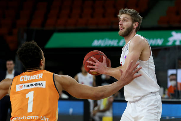 刻展现出强 刻展现出强